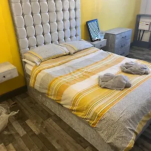 Apartment Town Center Large 2 Bedroom Apartment- Sleeps Up To 6 - Dogs Welcome - 2 Minutes From Train Station, Blackpool